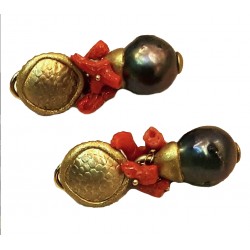 Orecchini in argento 925 placcato oro 24 carati a spessore con corallo naturale e perle nere